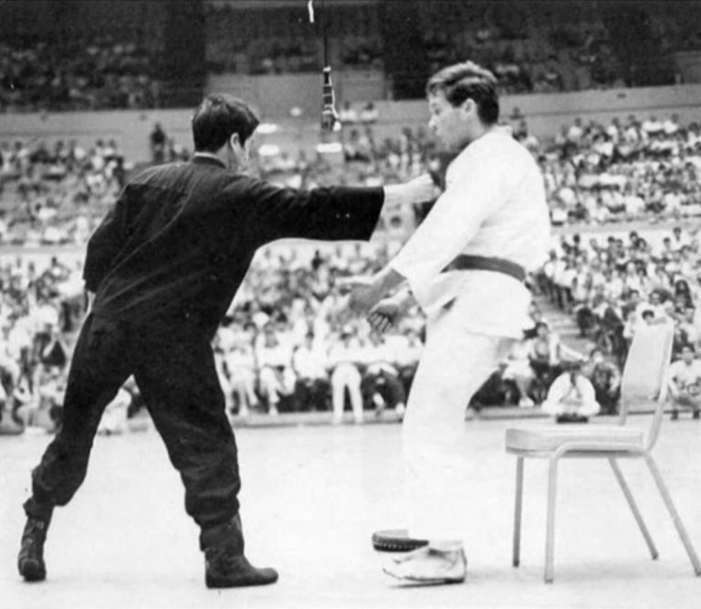 Comment faire le ONE INCH PUNCH « le coup de poing sans recul »